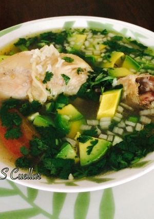Una foto de Caldo de pollo🐔