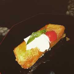 A picture of Flan de coco y queso.