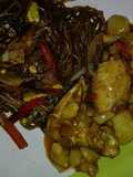 Alitas de pollo y tallarines con salsa de soja