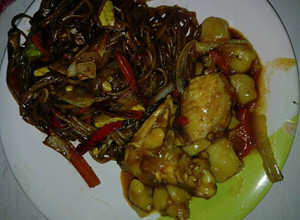 Una foto de Alitas de pollo y tallarines con salsa de soja