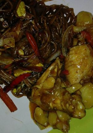 Una foto de Alitas de pollo y tallarines con salsa de soja