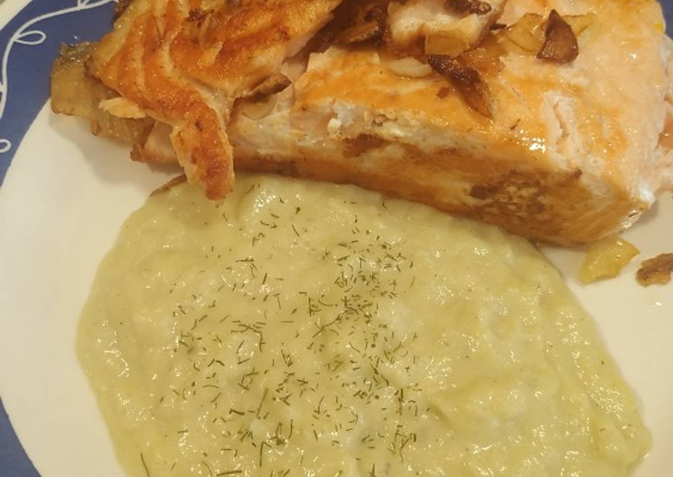 Salmón a la plancha con "bechamel o crema" de puerros