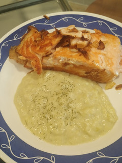 Una foto de Salmón a la plancha con "bechamel o crema" de puerros