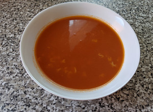 Egyszerű paradicsomleves betűtésztával recept fotója