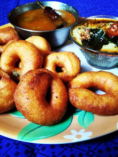 मेदू वडा(meduwada recipe in marathi) रेसिपी चे मुख्य फोटो 