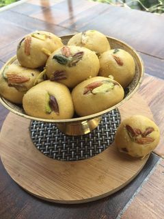 બેસન ના લાડુ (Besan Ladoo Recipe In Gujarati) રેસીપી મુખ્ય ફોટો