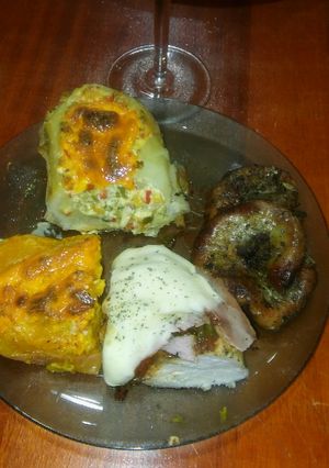 Una foto de Pollo a la pizza con zapallo y papas rellenas y chinchulines