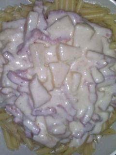 Una foto de Pasta con piña y salsa de queso