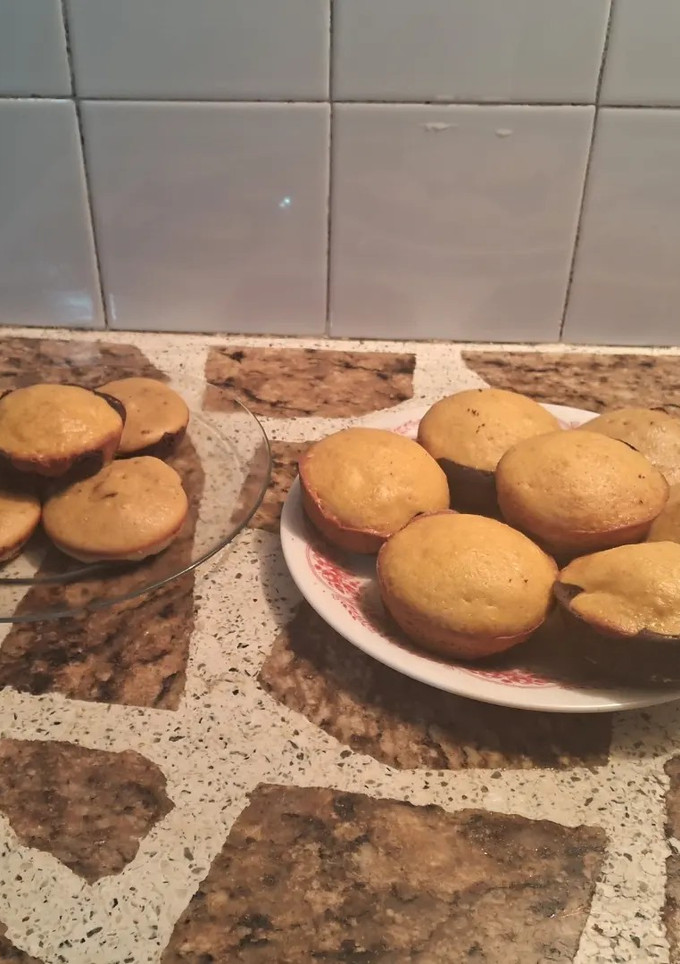 Una foto de Muffins mixtos de dulce de leche y cacao