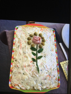 Una foto de Ensaladilla rusa con encurtidos