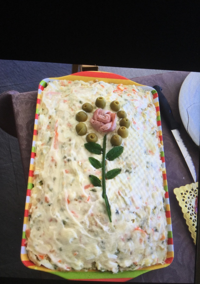 Una foto de Ensaladilla rusa con encurtidos