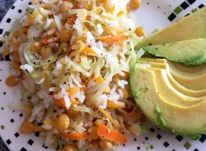 Una foto de Arroz 🍚,verduras y garbanzos