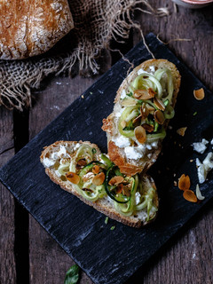 Una foto de Bruschetta calabacín y queso cabra y almendras
