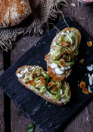 Foto principal de Bruschetta calabacín y queso cabra y almendras