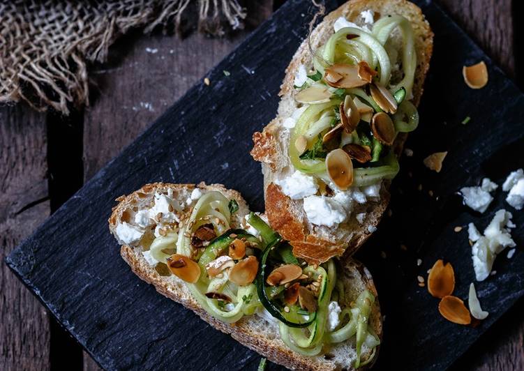 Bruschetta calabacín y queso cabra y almendras