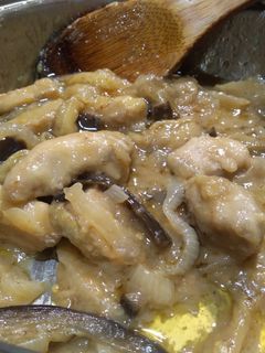 Una foto de Pechuga de pollo a la cerveza con cebolla y berenjena