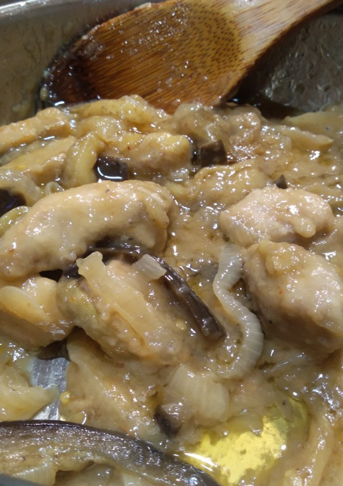 Una foto de Pechuga de pollo a la cerveza con cebolla y berenjena