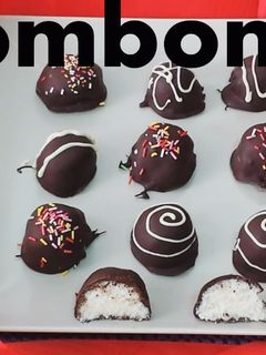 Una foto de Bombones de coco y chocolate