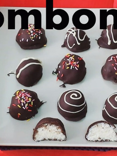 Una foto de Bombones de coco y chocolate