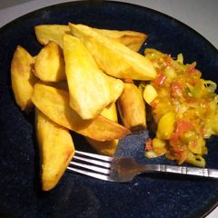 A picture of Crispy fried potato with onion sauce.