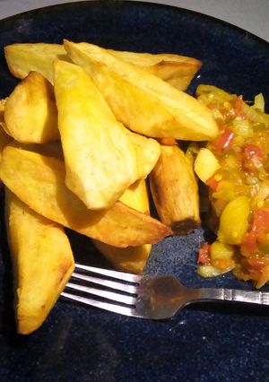 A picture of Crispy fried potato with onion sauce.