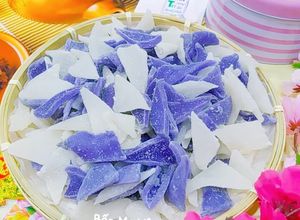 Hình của món Mứt dừa non từ hoa đậu biếc.