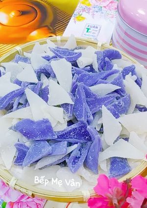 Hình của món Mứt dừa non từ hoa đậu biếc.