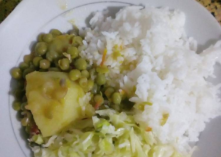 Rice served with green peas stew