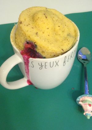 Una foto de Mugcake de arándanos