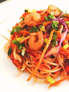 Una foto de Chow Mein (Tallarín Salteado Estilo Oriental o fideos chinos)