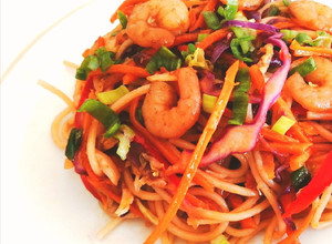 Una foto de Chow Mein (Tallarín Salteado Estilo Oriental o fideos chinos)