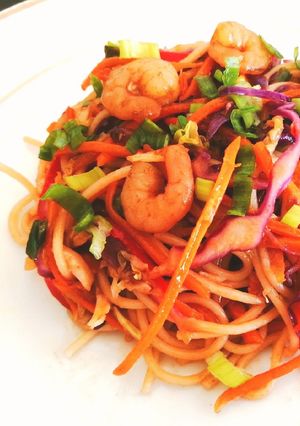 Una foto de Chow Mein (Tallarín Salteado Estilo Oriental o fideos chinos)