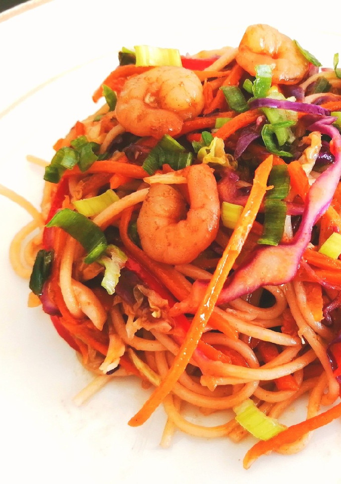 Una foto de Chow Mein (Tallarín Salteado Estilo Oriental o fideos chinos)