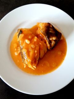 Una foto de Bacalao skrei en salsa de tomate