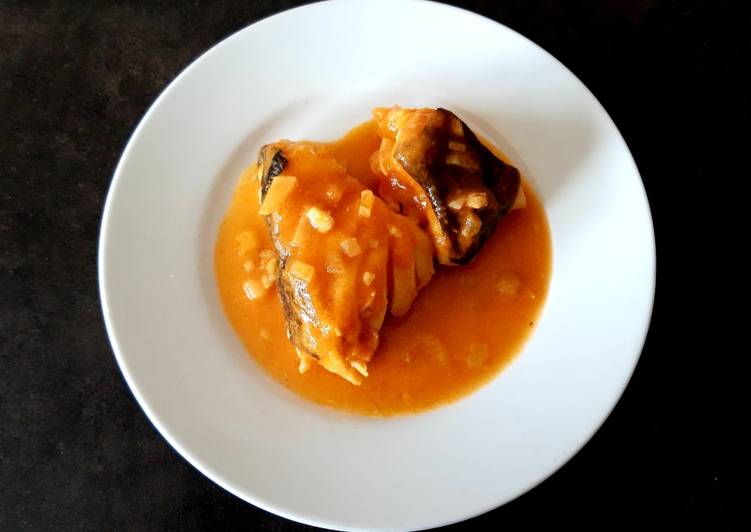 Bacalao skrei en salsa de tomate