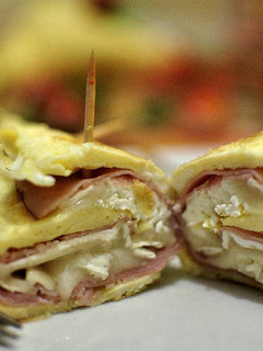 Una foto de Rollitos de tortilla con jamón cocido y queso de cabra
