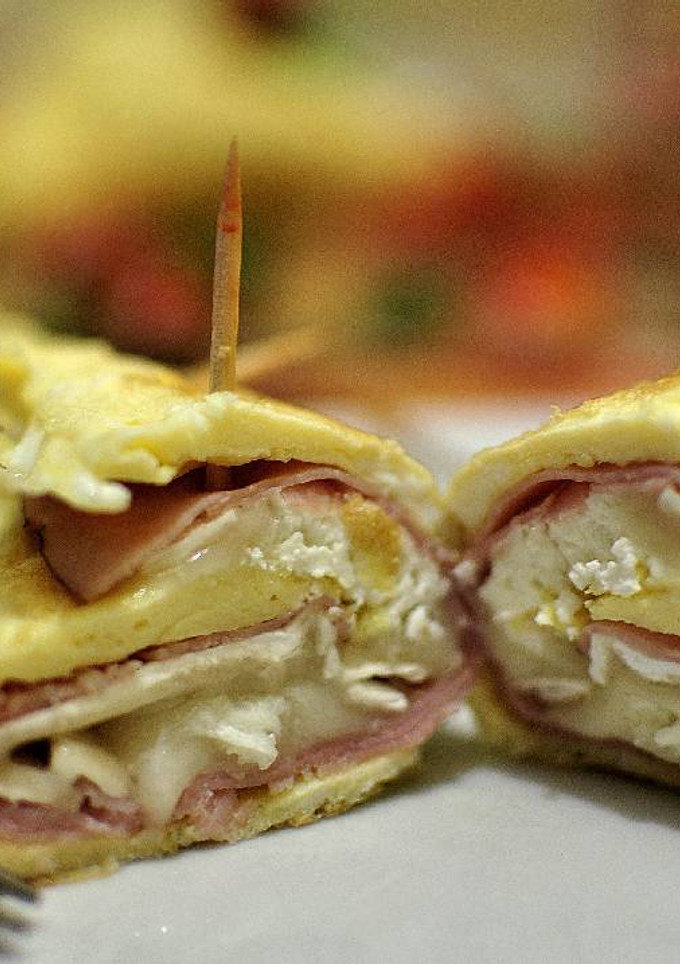 Una foto de Rollitos de tortilla con jamón cocido y queso de cabra