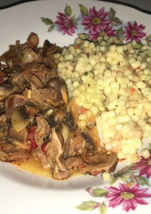 Gombás zúzapörkölt, tarhonyával recept fotója