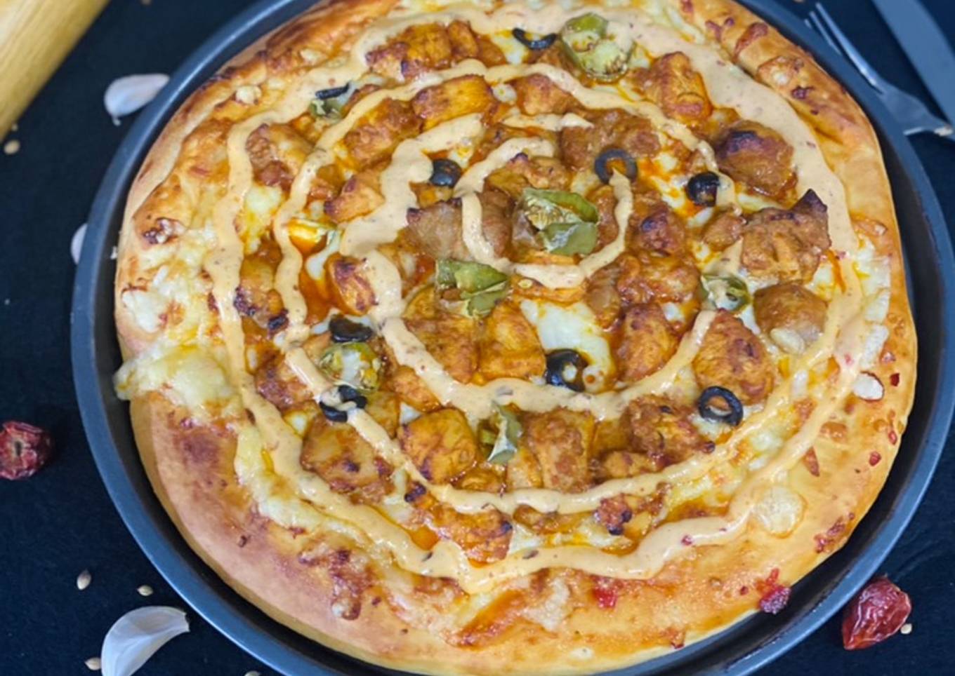 Sriracha chicken pizza