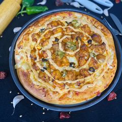A picture of Sriracha chicken pizza.