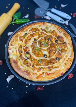 A picture of Sriracha chicken pizza.