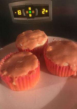 Una foto de Cupcake salados al queso con salsa, súper húmedos y ricos