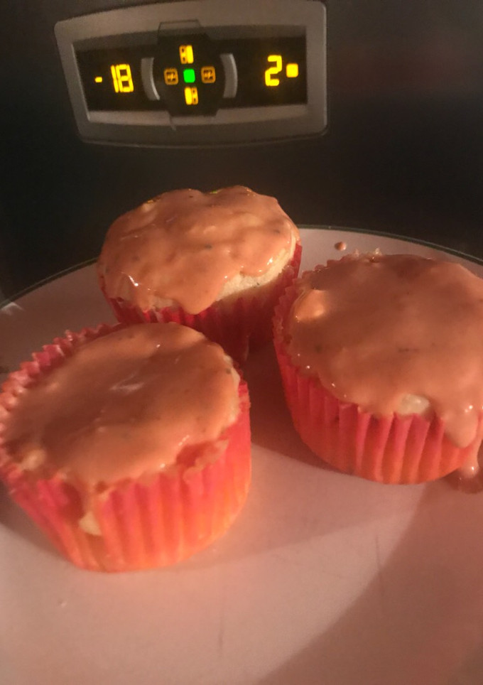 Una foto de Cupcake salados al queso con salsa, súper húmedos y ricos