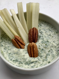 Una foto de Dip de queso crema, Kale y hoja de zanahoria (podes reemplazarlo por espinaca y perejil)