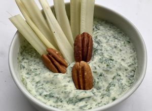 Una foto de Dip de queso crema, Kale y hoja de zanahoria (podes reemplazarlo por espinaca y perejil)
