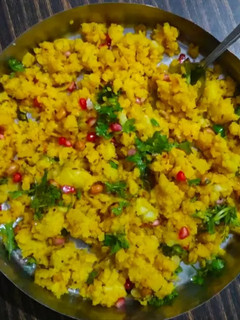 શીંગ બટાકા પૌઆ (Shing Bataka Pauva Recipe In Gujarati) રેસીપી મુખ્ય ફોટો