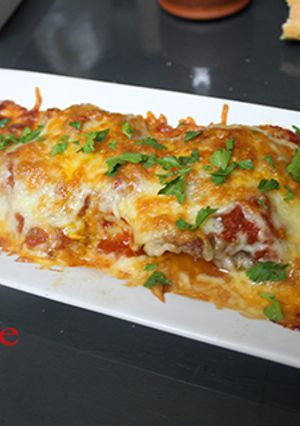 Una foto de Pollo con salsa de tomate gratinado