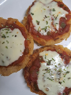 Una foto de Milanesa de calabaza napo 🧀🍅