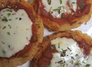 Una foto de Milanesa de calabaza napo 🧀🍅