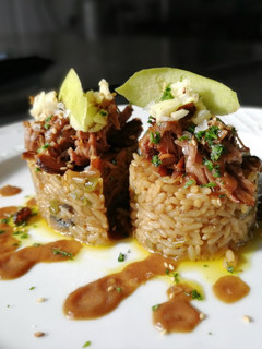 Una foto de Carrilleras en salsa española acompañado con arroz de setas